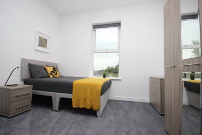 Large Ensuite Room | Bills Inc | Central Location  Main Photo