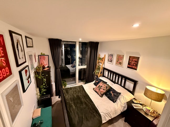 Dbl room w/ priv. balcony and priv. bathroom use Main Photo