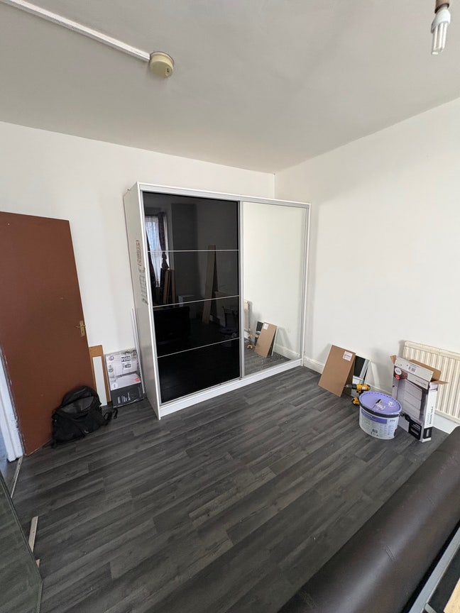 Short term let next to Leyton Midland Road Station Main Photo