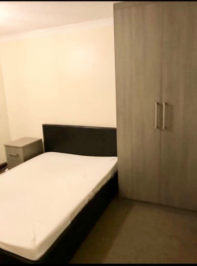 Hi all I got large double room available in SL3 Main Photo