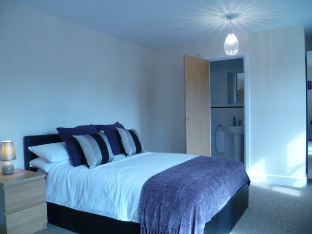 Fabulous Large Ensuite, all bills incl &pound;800 Main Photo