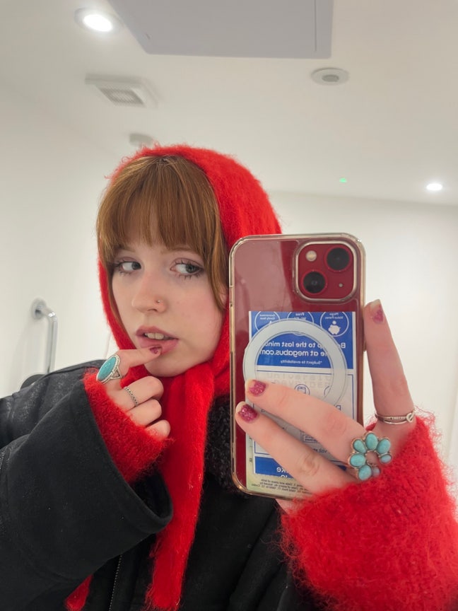 Two Female Students Looking For A 3-4 Bedroom Flat Main Photo