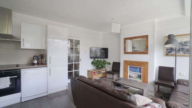 XL Room + Conservatory + Garden – nr Victoria Park Main Photo