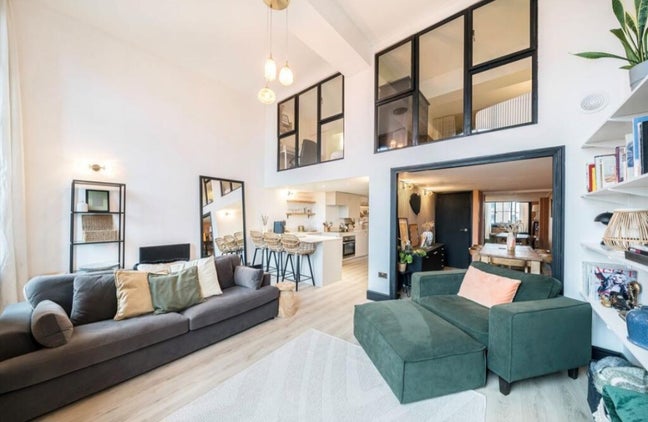Stunning 2 rooms - pool/gym onsite Main Photo
