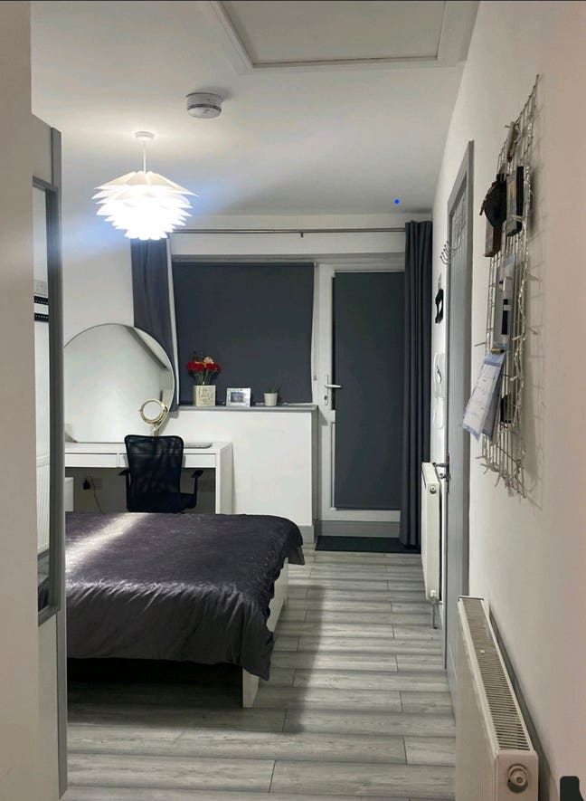 Modern spacious Ensuite room  Main Photo