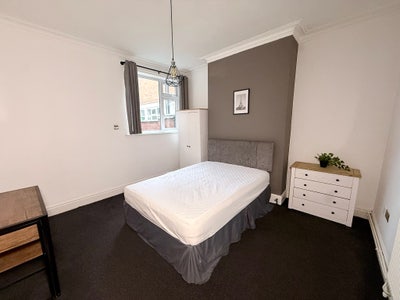 Large room - modern house - near centre/LRI Main Photo