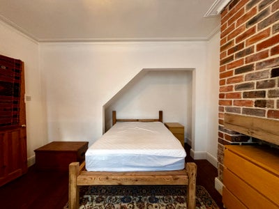 Large double furnished room for a couple - 01/04 Main Photo