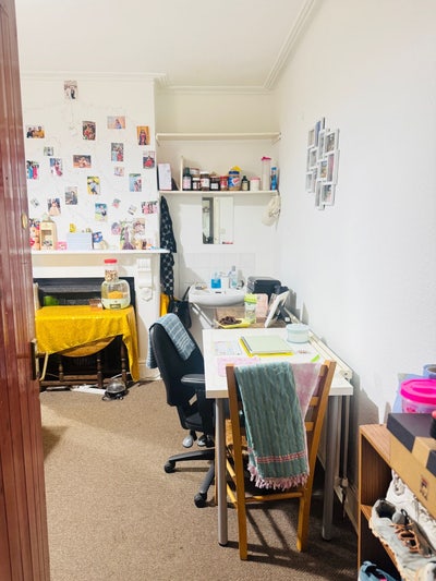 Double bed room in cowley Main Photo