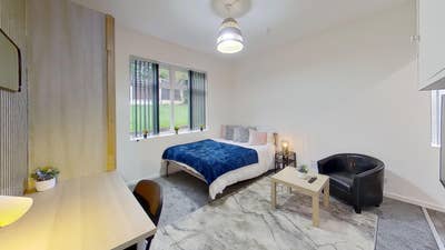 Large Bedsit next to Salford Royal🏥 Main Photo