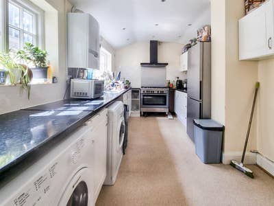 One Exceptionally Large Bedroom To Let - Bills Inc Main Photo