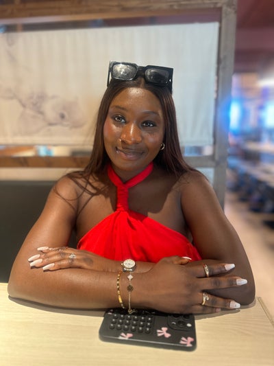 I am a professional female aged 27. I am look... Main Photo