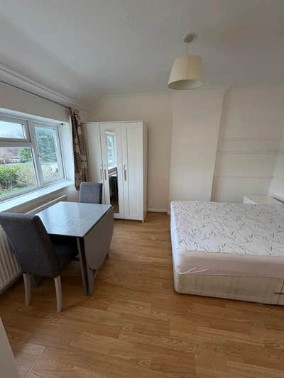 🏡 Modern En-Suite Room in KT19 Main Photo