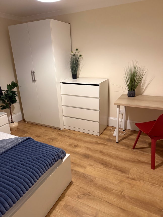 Furnished double room available today ⭐️ Main Photo