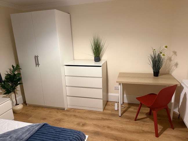 Fully Furnished double room available today ⭐️ Main Photo