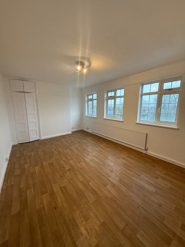 Large Double room N21 - Some bills included  Main Photo