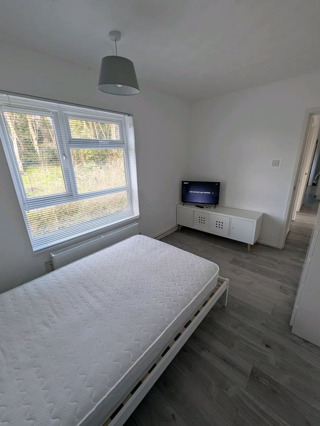 Room for rent close to city center Main Photo