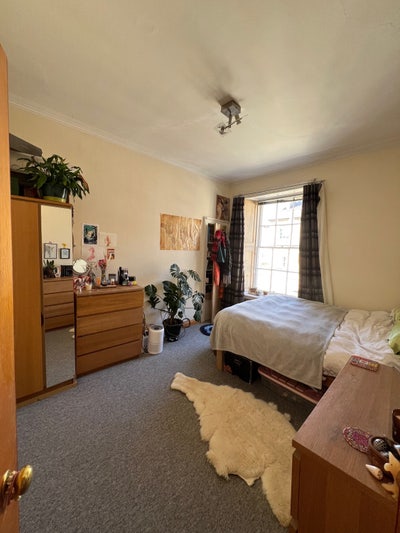 Queen Bedroom Centre of Bath Main Photo