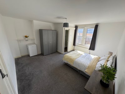 Double en-suite room in central Dover Main Photo