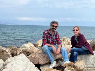 Mature couple looking for a double room/ studio Main Photo