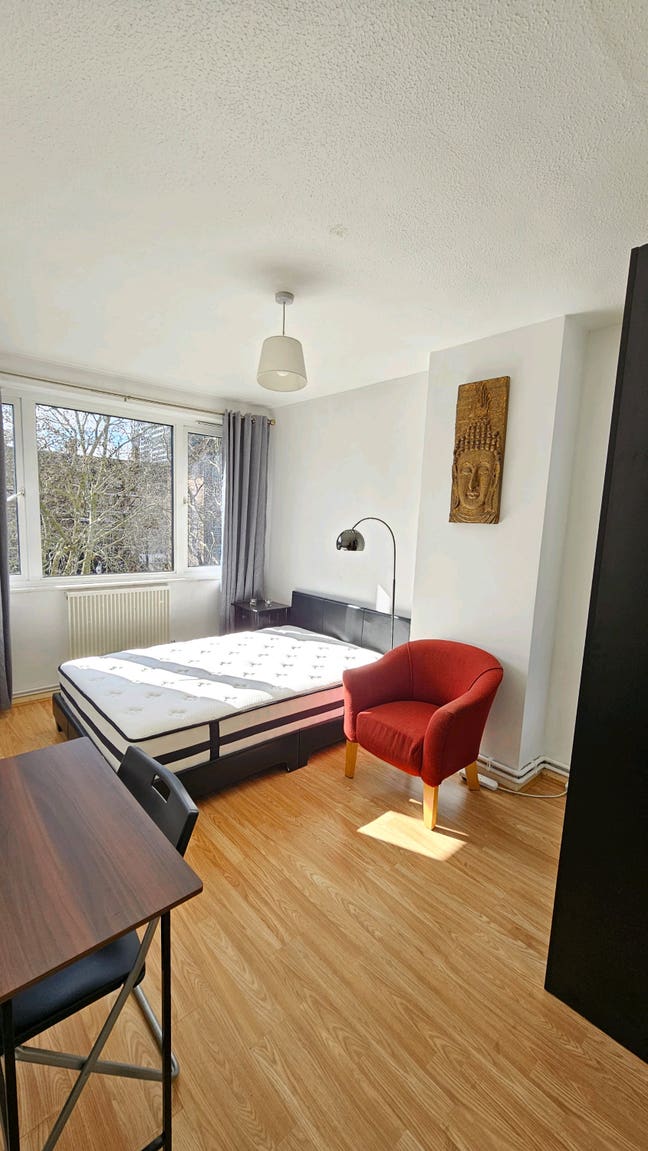 Bright Double Room Available - Battersea Power Sta Main Photo