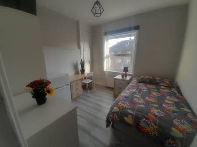5 Single Rooms Left in Fully Renovated House Main Photo