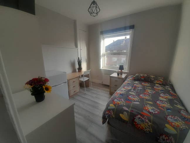 5 Single Rooms Left in Fully Renovated House Main Photo