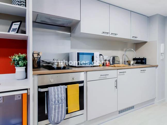 Student studio, couple allowed, &pound;210pw, gym, bills Main Photo