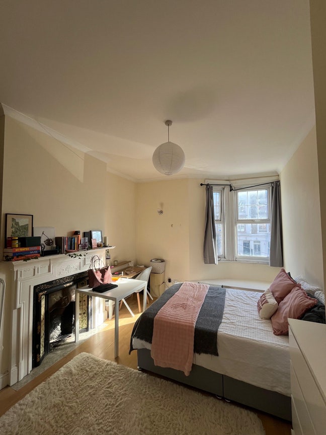 Large double room in W3 - super sunny! Main Photo