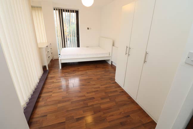 3-Bedroom Flat with 2 Rooms Available for Couple Main Photo