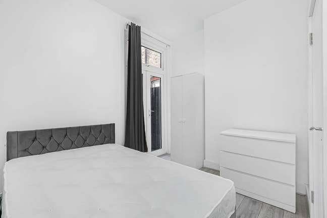 En-Suite Room to Let – Mitcham  CR4 3LJ Main Photo