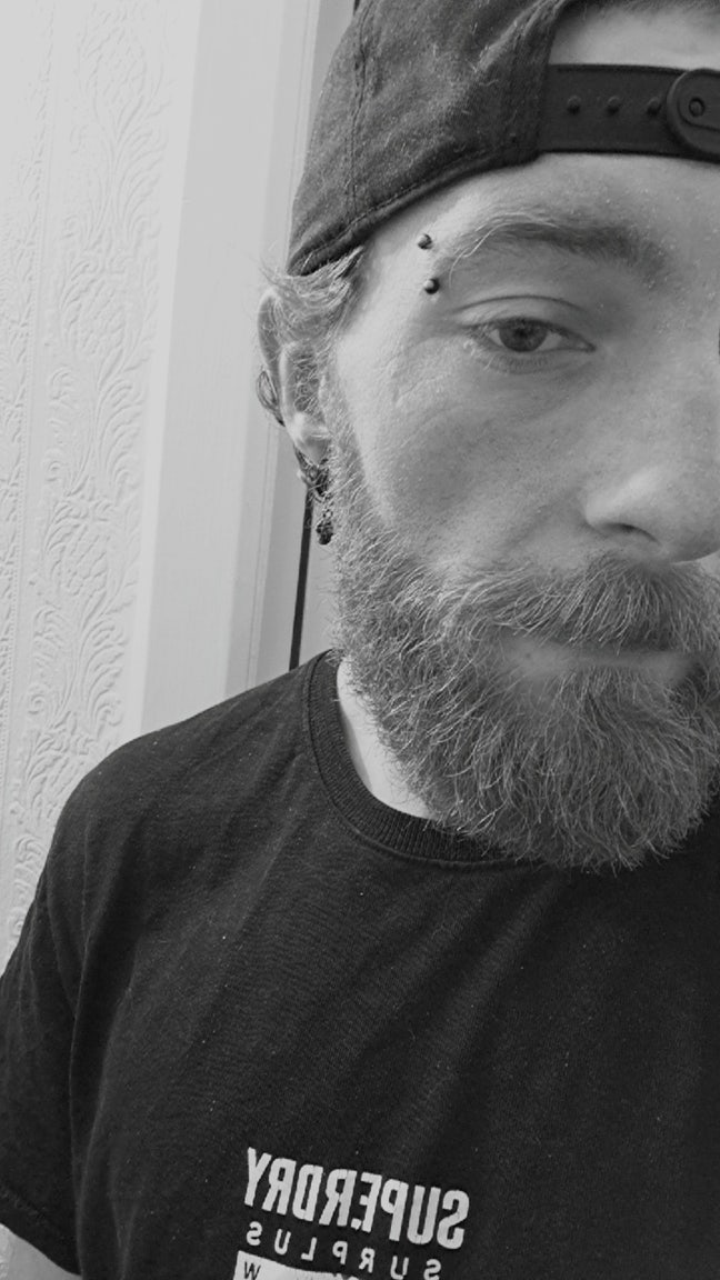 Professional Male seeks a single or double room Main Photo