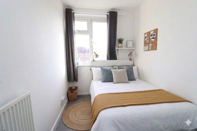 ⚡ Central Line! Room in Hainault (IG6) ⚡ Main Photo