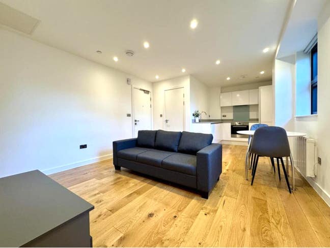 Lovely 1 Bed Next to Canal Main Photo