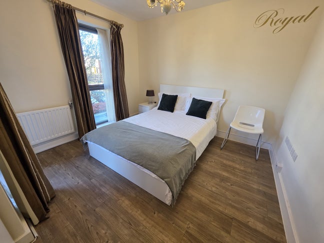 Modern En-Suite double bedroom with Balcony Main Photo