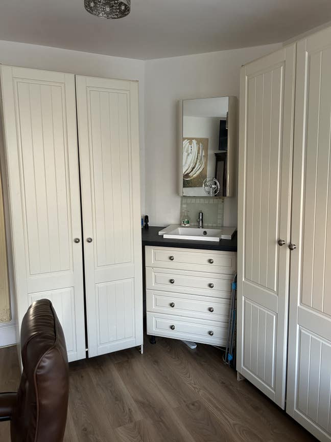 Light airy refurbished room  Main Photo