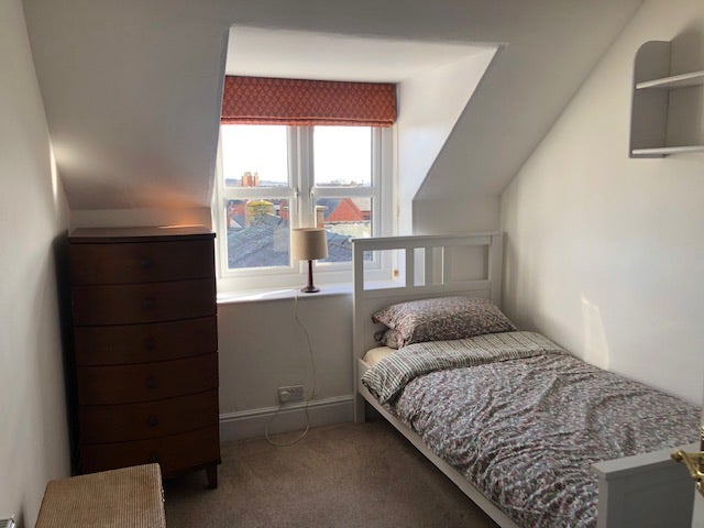 Large single room, great views, &pound;375 pcm. Main Photo