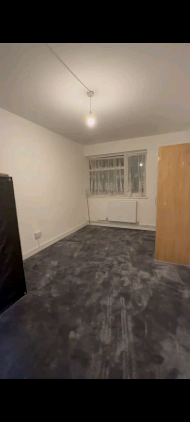 Looking for housemate  Main Photo