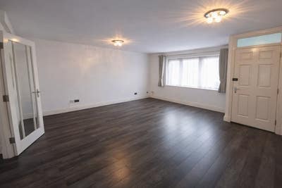 Premium Large 2 Bed Flat in Amazing location Main Photo