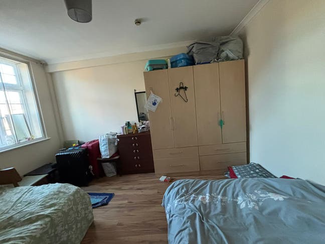 Agood size room available  Main Photo