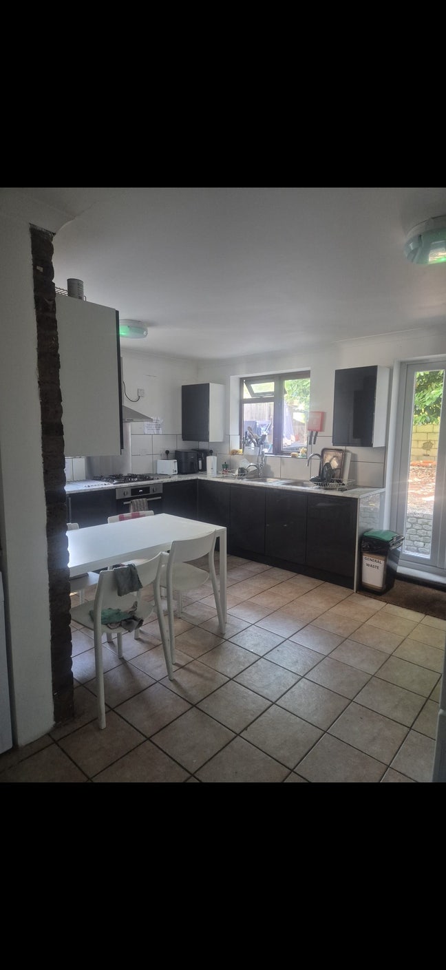 Fully Furnished double room available today ⭐️ Main Photo