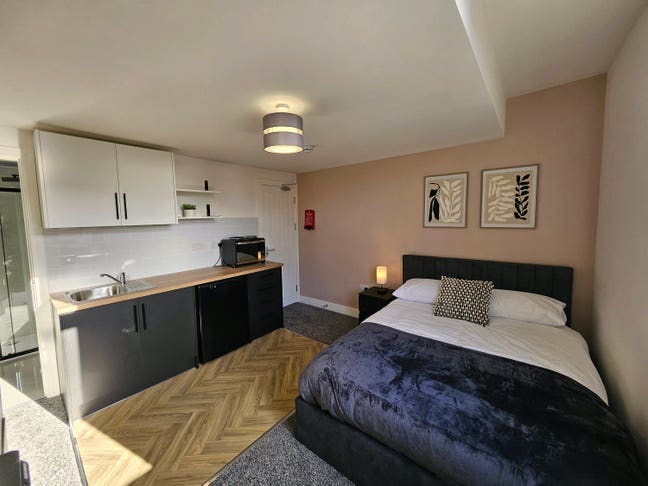 New Studios-own kitchenette & En-suite - Central📍 Main Photo