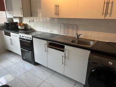 Subletting double room for female only  Main Photo