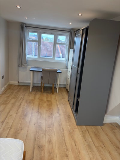 En-suite Big double room SW19 2QN Main Photo