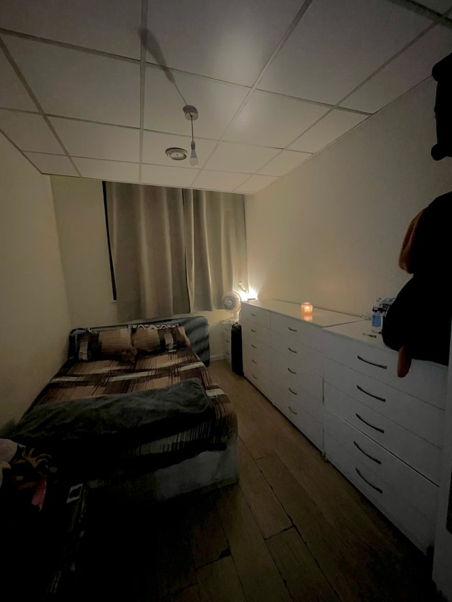 Room available for boys, girls, or a couple Main Photo