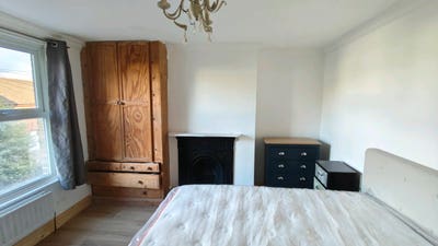 Large room in newly refurbished house Main Photo