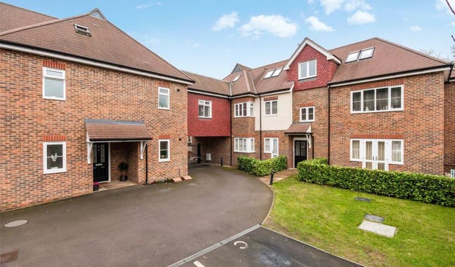 Stunning 2-Bedroom Apartment – 1 Minute Walk to 🚆 Main Photo