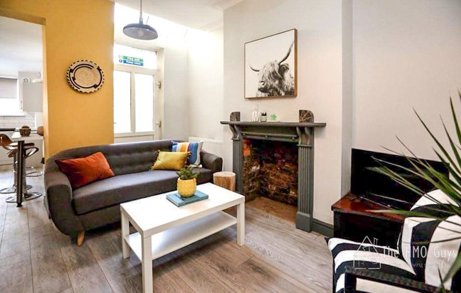 En-Suite Rooms – a Stroll to Media Ciy Main Photo