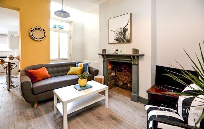 En-Suite Rooms – a Stroll to Media Ciy Main Photo