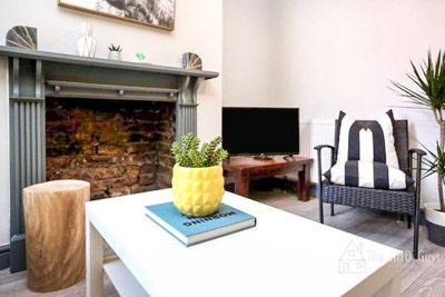 En-Suite Rooms – a Stroll to Media Ciy Main Photo