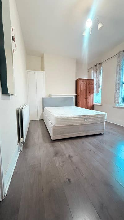 Big Double room close to seven sisters station  Main Photo